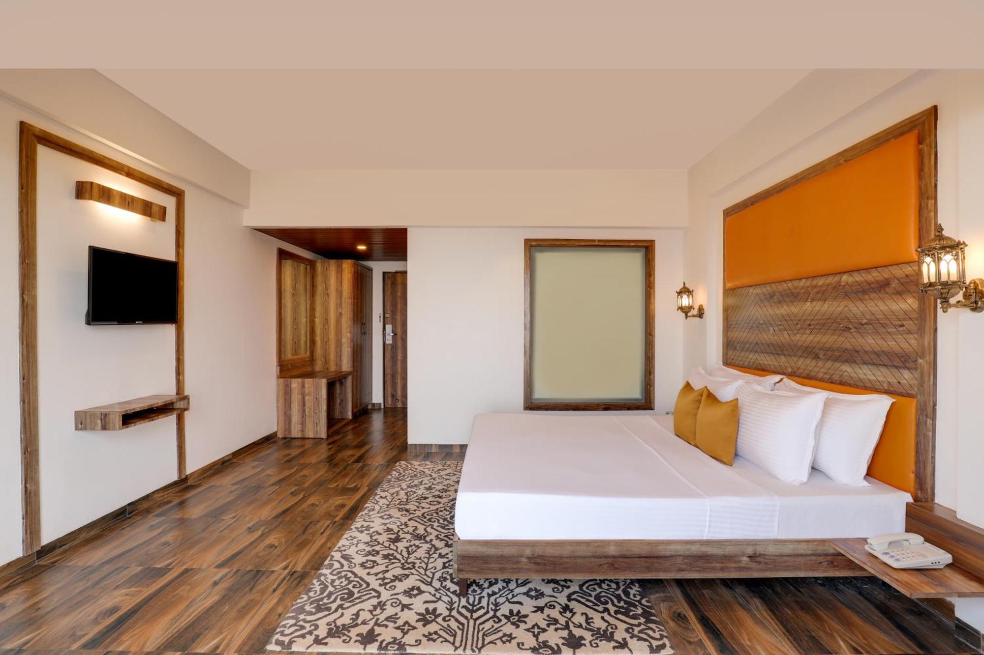Lemon Tree Hotel, Dapoli Exterior photo