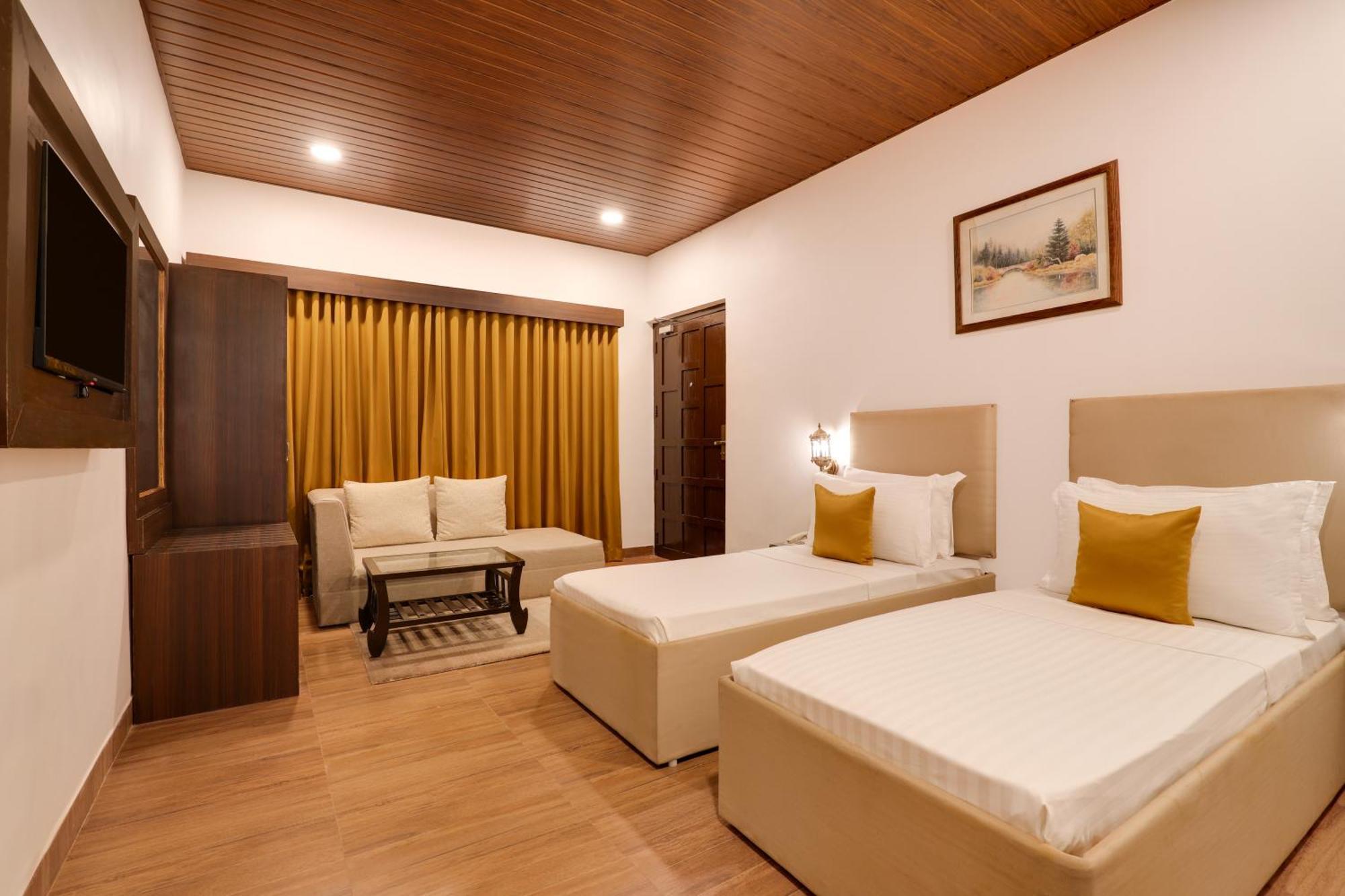 Lemon Tree Hotel, Dapoli Exterior photo