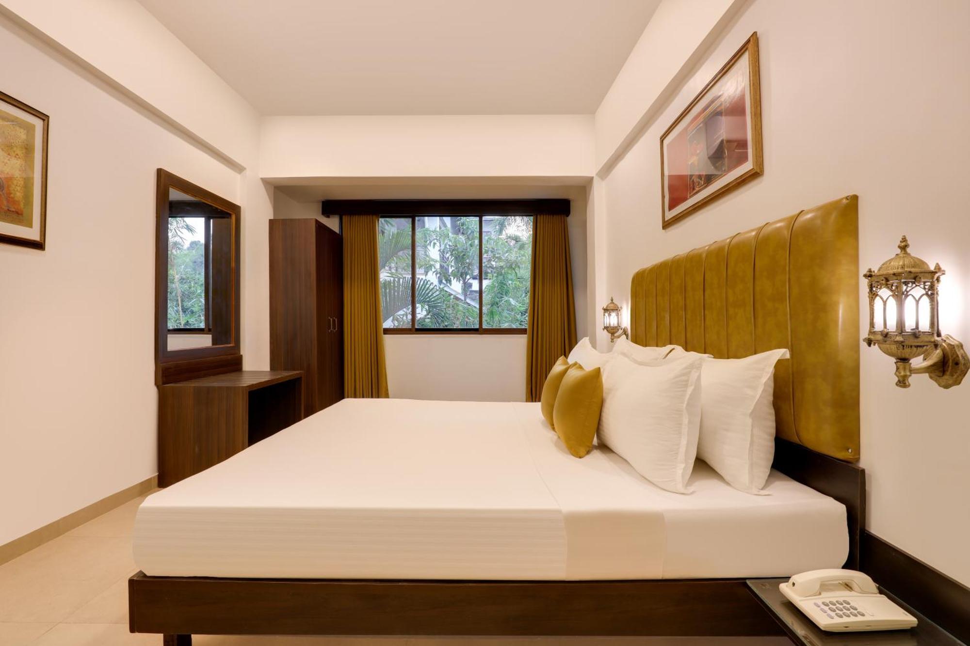 Lemon Tree Hotel, Dapoli Exterior photo
